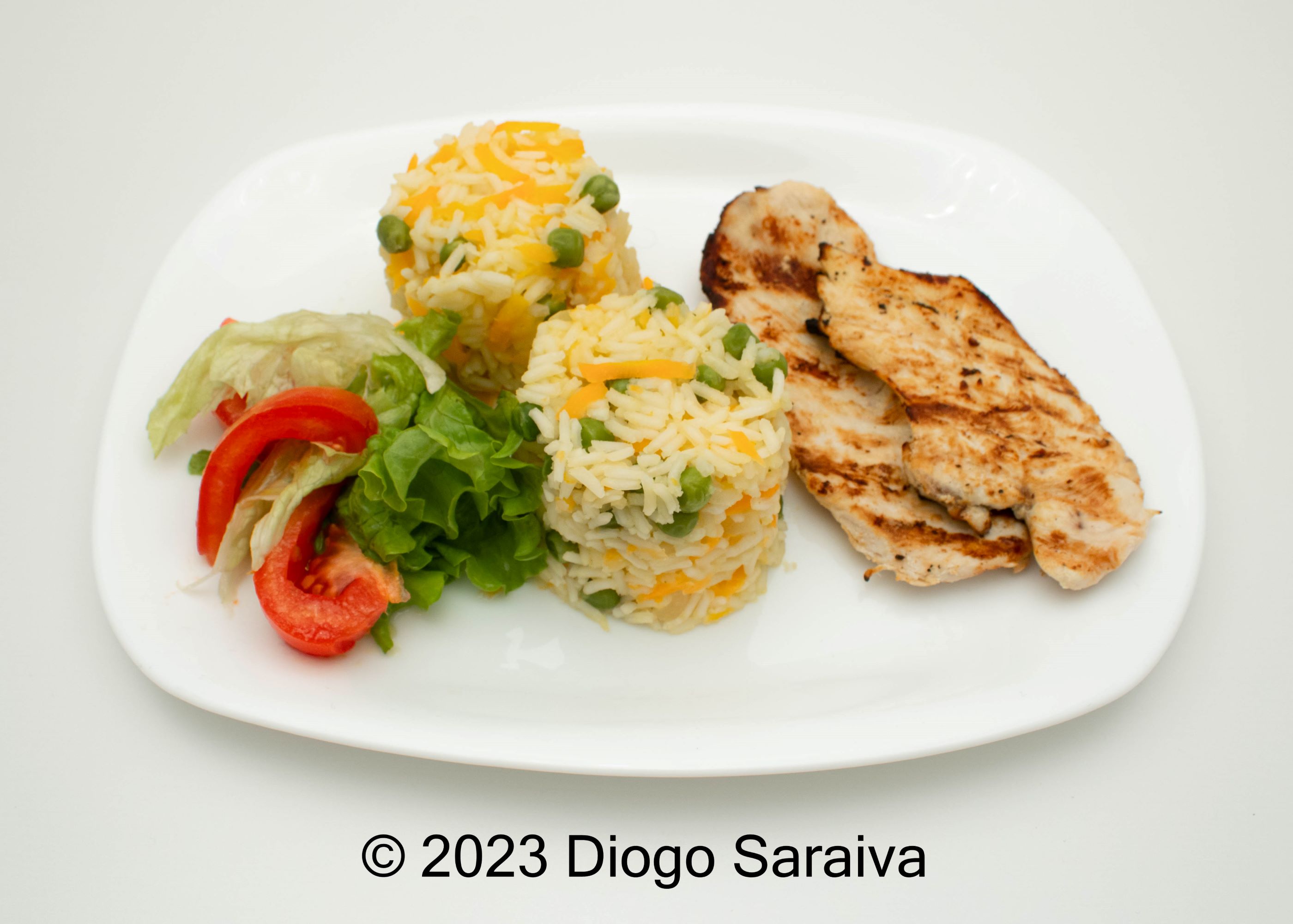 Arroz de Cenoura e Ervilhas com Frango Grelhado com Marinada de Iogurte