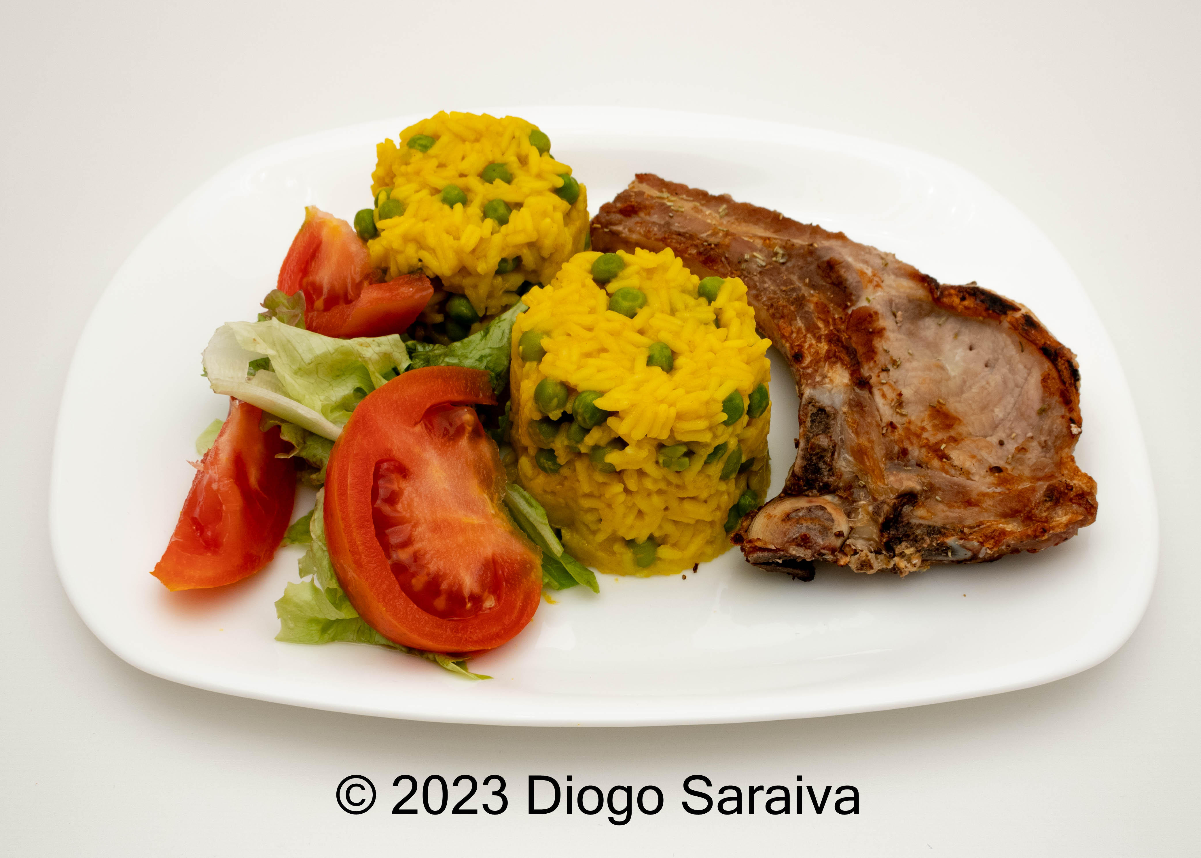 Costeletas Grelhadas com Arroz de Ervilhas e Açafrão