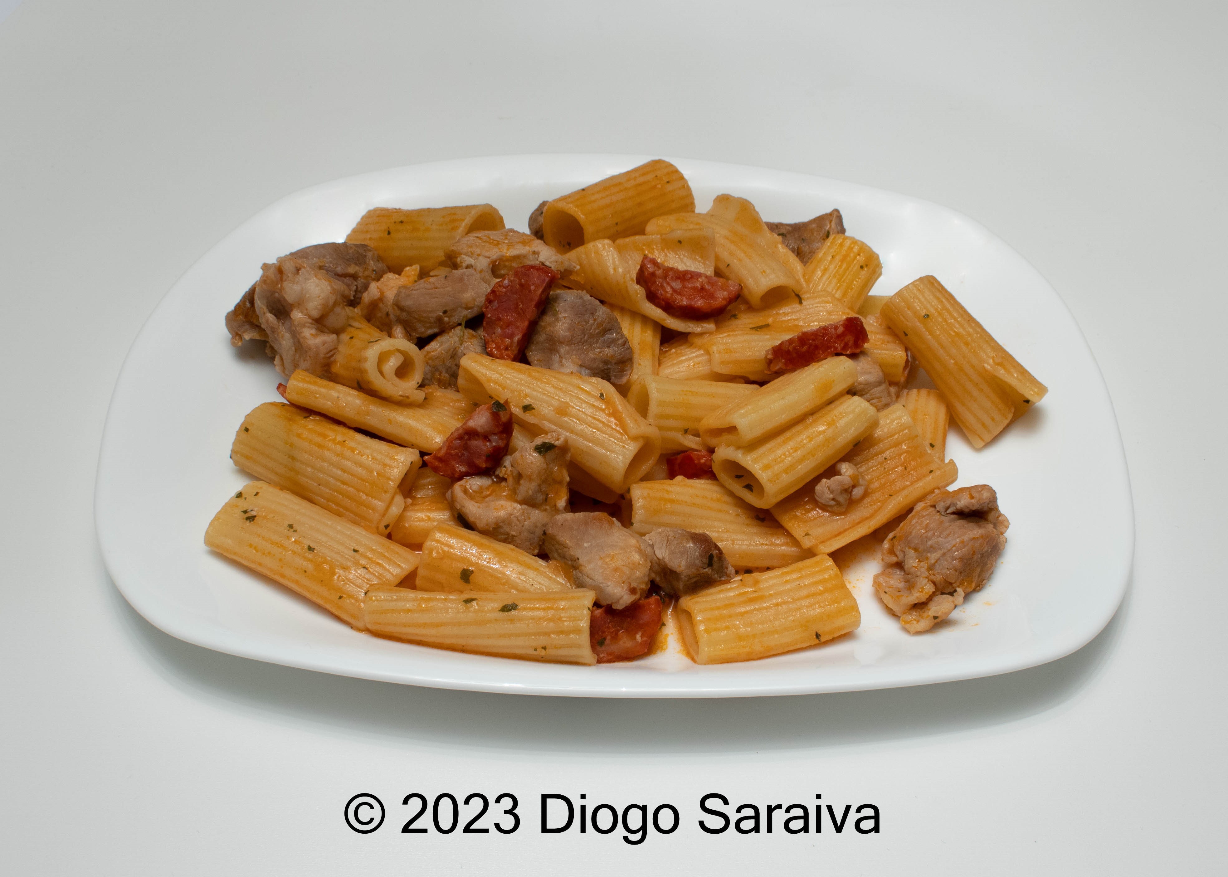 Rojões de Porco com Macarrão de Tomate e Chouriço
